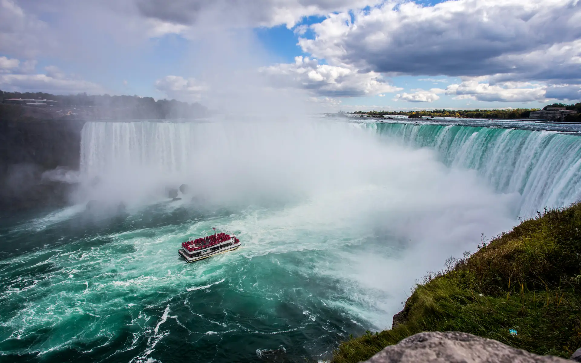 Horseshoe Falls at Niagara Falls with a tour boat in the mist